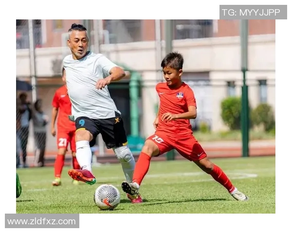 足球明星与对方球员亲密互动友好视频展现体育精神与团结力量